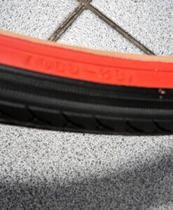 KÜLSŐ GUMI VEE RUBBER VRB044 27 X 1 1/4 (32-630) ,PIROS OLDALFALÚ utolsó 1DB, 580G